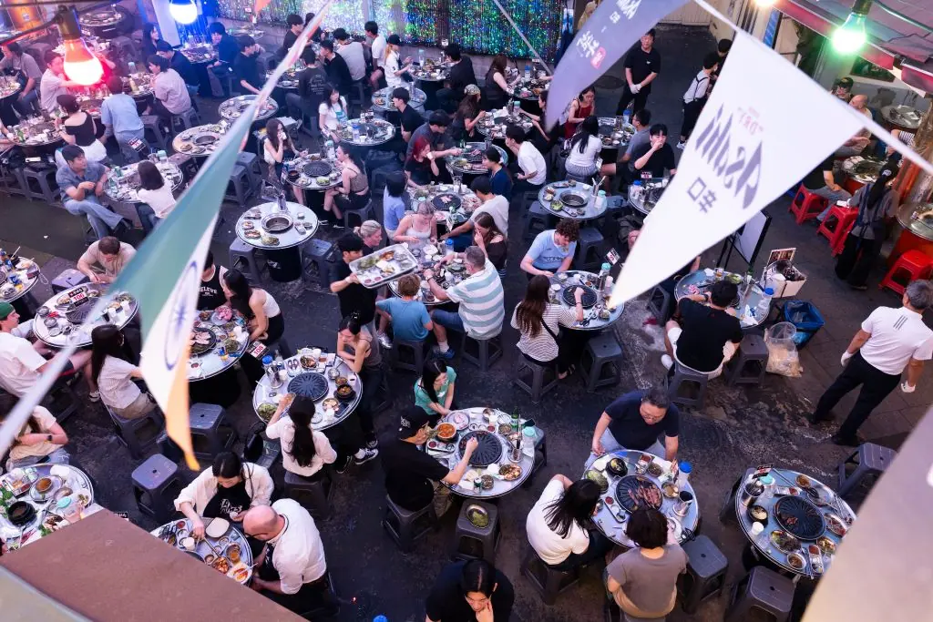 6月28日,市民和游客在韩国首尔一家烤肉店用餐。新华社发(全休相摄)