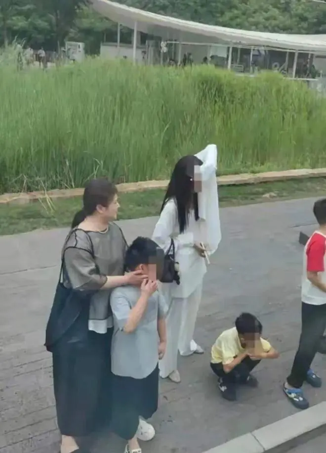 近日，沈腾一家人在阿那亚被拍到，他和老婆王琦，孩子父母都在，王琦目测最少160斤，腰粗膀圆虎背熊腰，现在就是普通大妈的形象