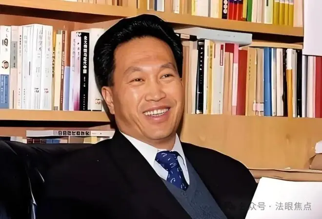 他出门女秘书相伴，非法敛财100亿！从狂妄巨富到阶下囚