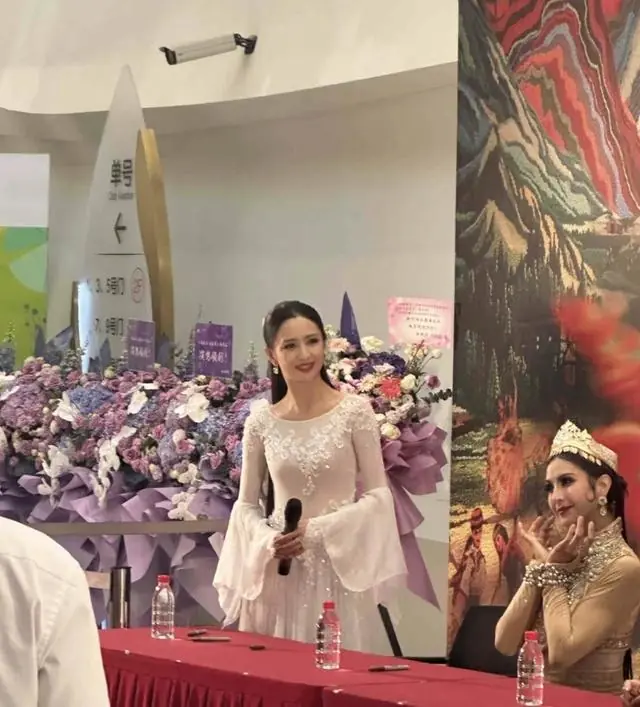 网友南京夫子庙偶遇佟丽娅母子俩，她素颜出镜，本人又瘦又漂亮