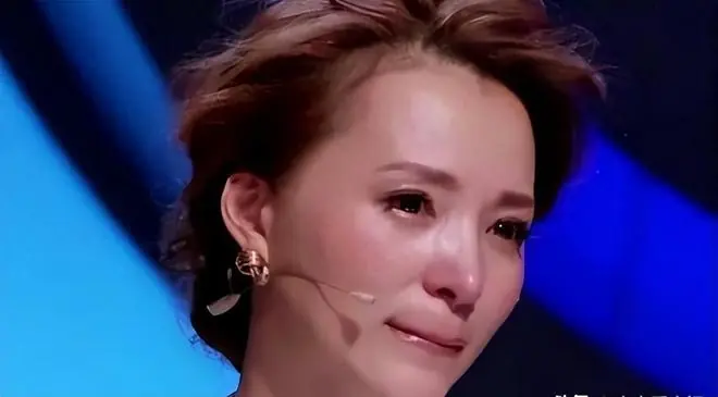 丈夫暴雷后，一纸告别，53岁董卿再迎噩耗，淡出央视原因真相大白