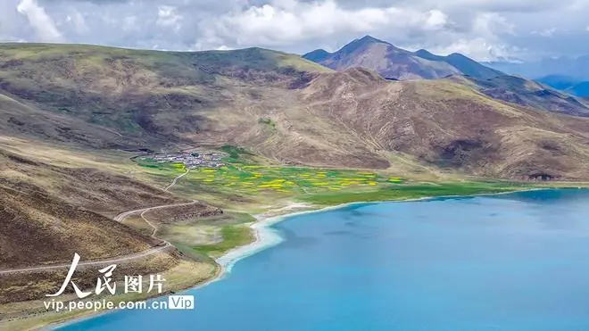 西藏山南：羊卓雍措景色壮美