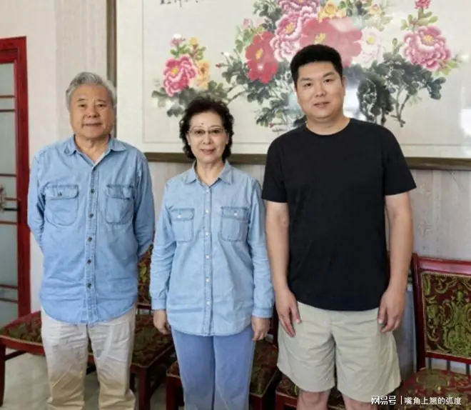 她是著名歌唱家，与著名大导演离婚，带儿子嫁高官，如今定居北京