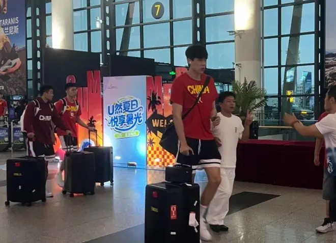 男篮大早启程韩国！全队情绪低沉，杨瀚森王俊杰严肃，压力山大了