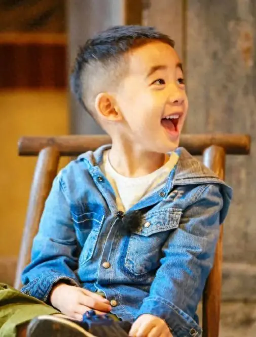 Jasper13岁生日庆生照曝光！遗传陈小春单眼皮，被曝将赴英国留学