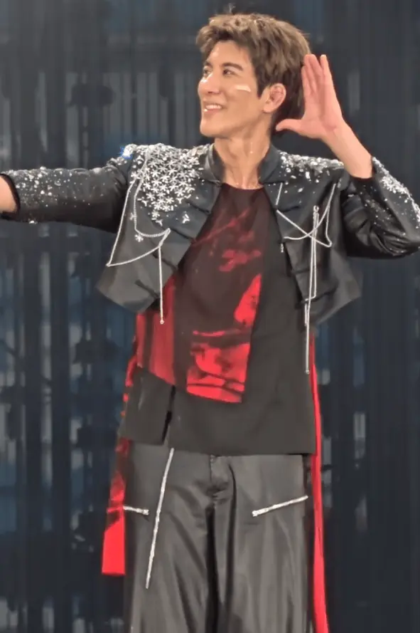 王力宏坚持带伤完成演唱会：见到大家感觉不痛了