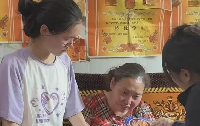 河南高考699分女孩爆火后，自媒体将镜头架在其家门口开直播，回应：不再接受探视采访，开学后打算勤工俭学，希望回归平静生活