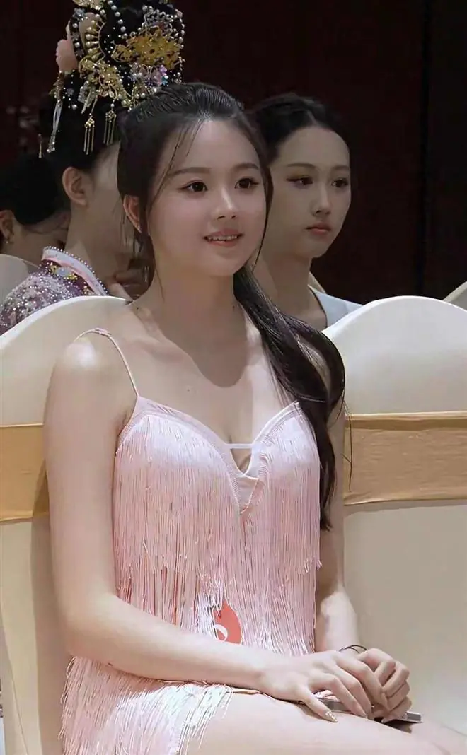 广西选美冠军刘世欣，长相甜美，一脸福相，1米8大长腿太养眼了