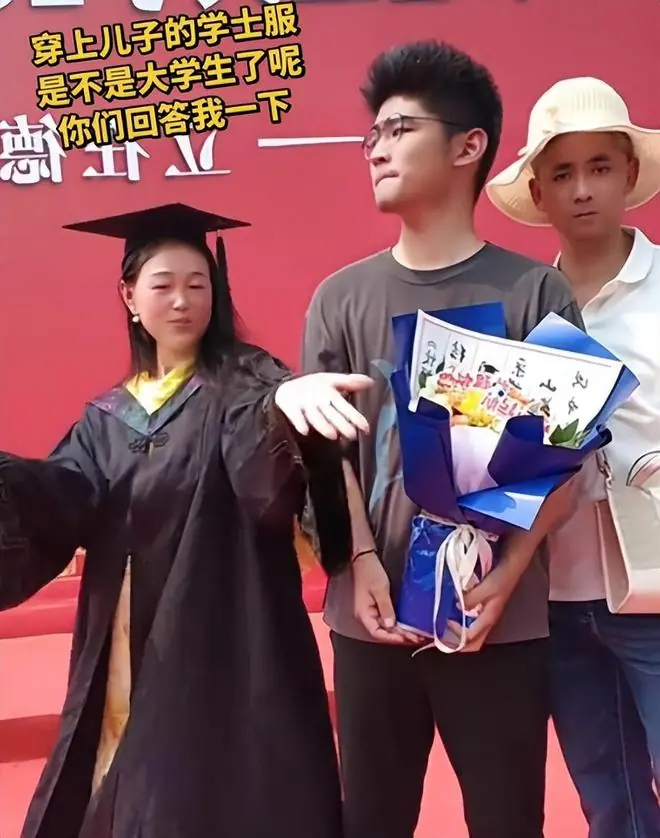 儿子毕业典礼，母亲出尽洋相，父子表情说明一切：上不得台面