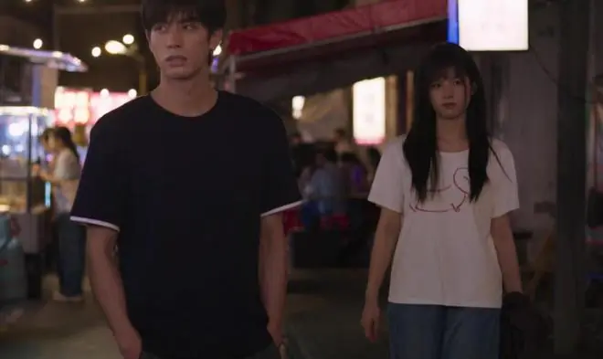 26岁张婧仪演高中生，啃面包装穷人，《野狗骨头》给我看笑了