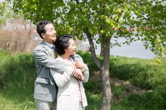 两性关系：65岁大妈真敢直言，女人不管多大年龄，都吃这一套