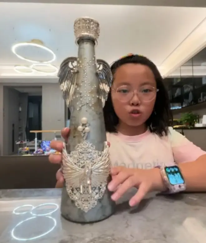 “有钱人不长你这样！”女孩晒天价矿泉水被嘲，家长认清现实！