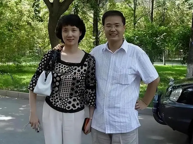 离开11年后，央视名嘴低调隐居北京，如今二婚21年无儿无女很潇洒