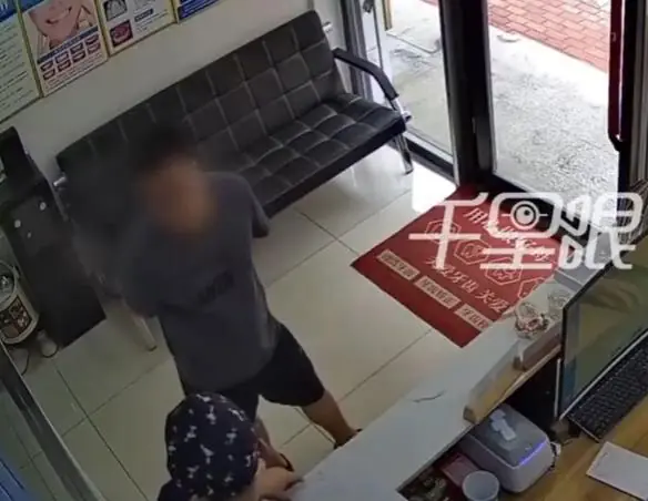 求着医生加班救急，转头报警要退款：这100元，退掉的是整个社会信任丨中听