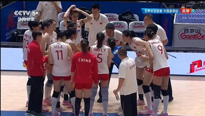 辜负期待！女排功勋队员12中1+5被拦，球迷：早把她撤下来赢了