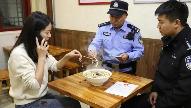 离婚第3天旅游散心，前公公来电称前夫骨折，派出所敲门我愣住