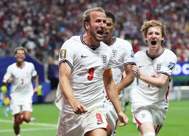 疯狂的2-1！英格兰刷新60年纪录，诞生4大不可思议，C罗被骂真冤