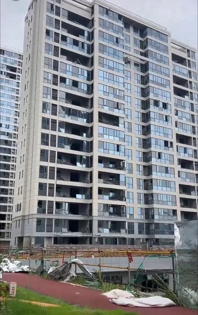 湖北黄冈遇历史罕见龙卷风：一小区落地窗大面积破损，有高坠风险，小区路面已封控