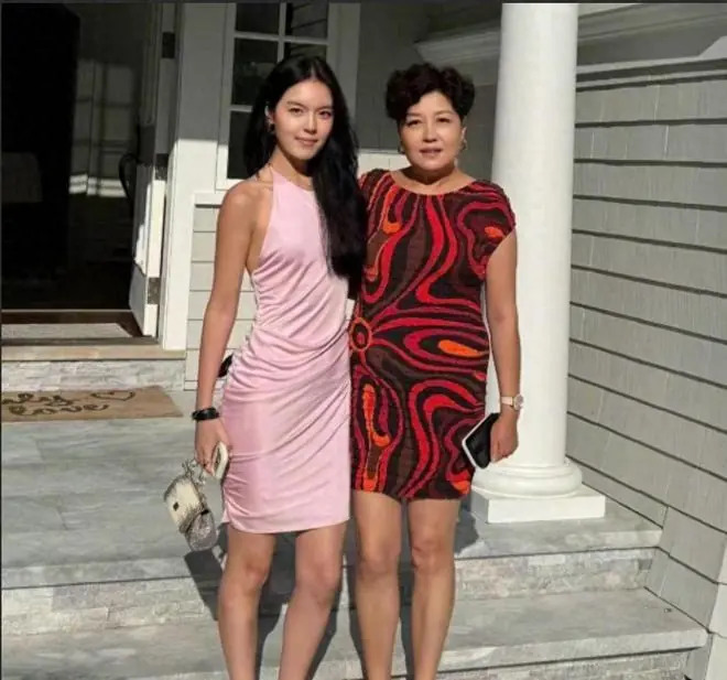 捞钱跑路真相大白！哈文近况曝光，难怪带女儿定居美国，不敢回来