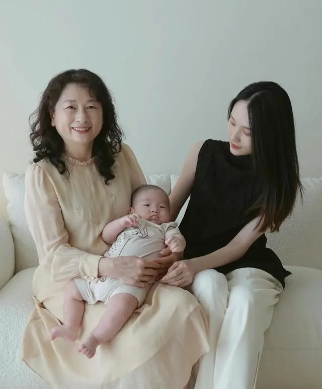 儿媳坚持孙子随母姓，我不吭声。孙子满月后，我宣布三个决定