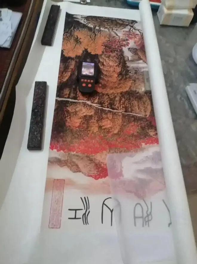 男子9462元买的4幅“大师真迹”竟是印刷品，直播间“大师”人设破绽百出，文旅局：企业注册地址为宠物店，相关线索已移交监管部门
