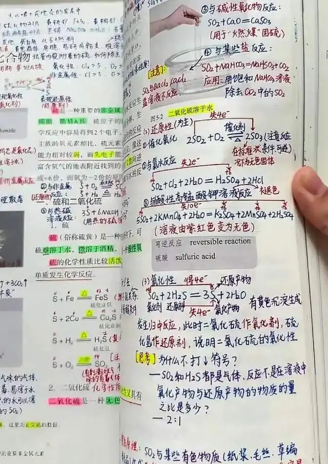 “难怪笔记越多，分数越低”，高二女生晒学霸笔记，被嘲自我感动