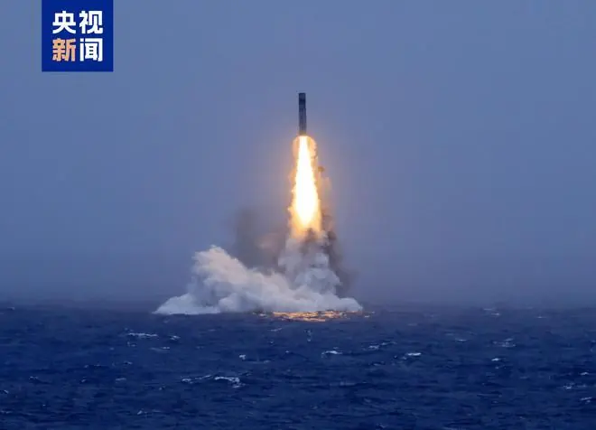 发射升空画面公布！中国海军成功组织潜射战略导弹试射