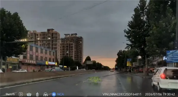 华为智驾封神时刻：自主丝滑避让低落半空的电线