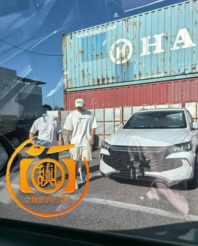 被警方通报后！黄子韬现身车管所！
