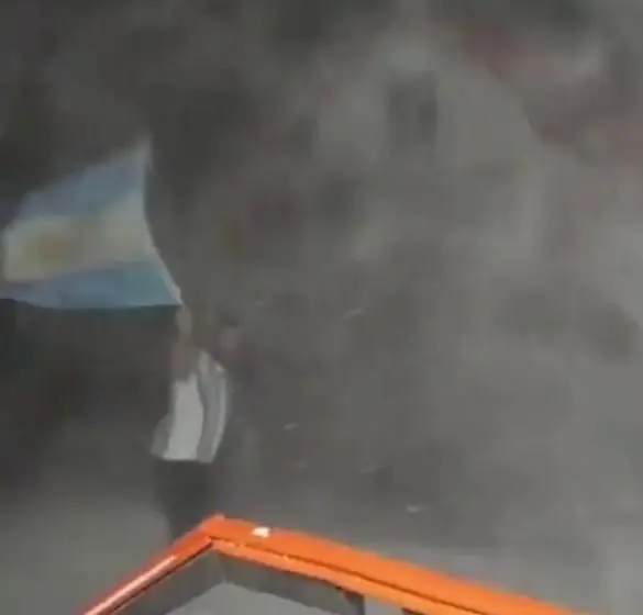 纯粹热爱，阿根廷南极科考站员工在漫天风雪中庆祝球队晋级世界杯决赛