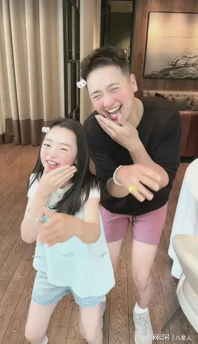 董璇没把张维伊当人!带女儿直奔天津见高云翔,曝离婚后首张全家福
