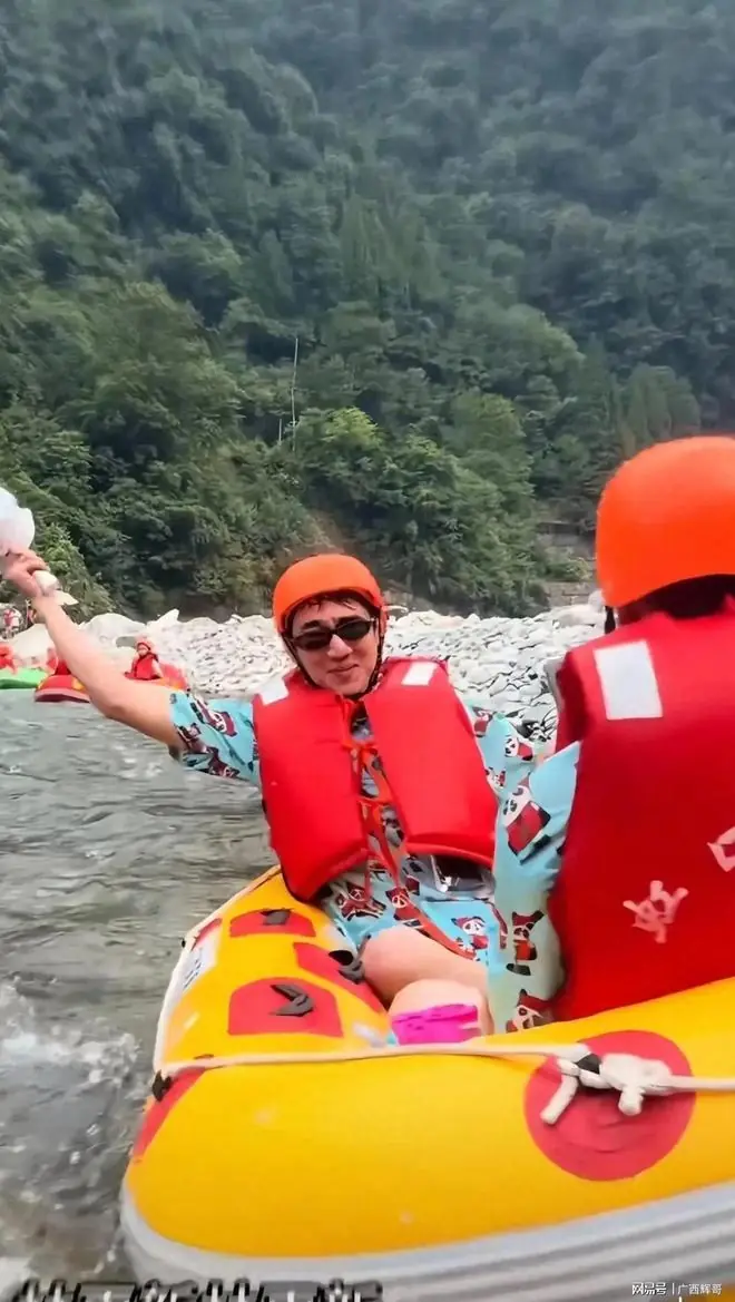 笑疯了！林更新漂流被粉丝认出狂浇到抱头求饶成落汤鸡