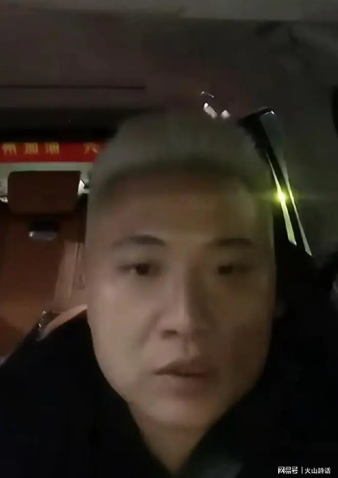 反转！长沙霸车位事件闵先生直播被质疑，网友：他目的就是为引流，直播带货